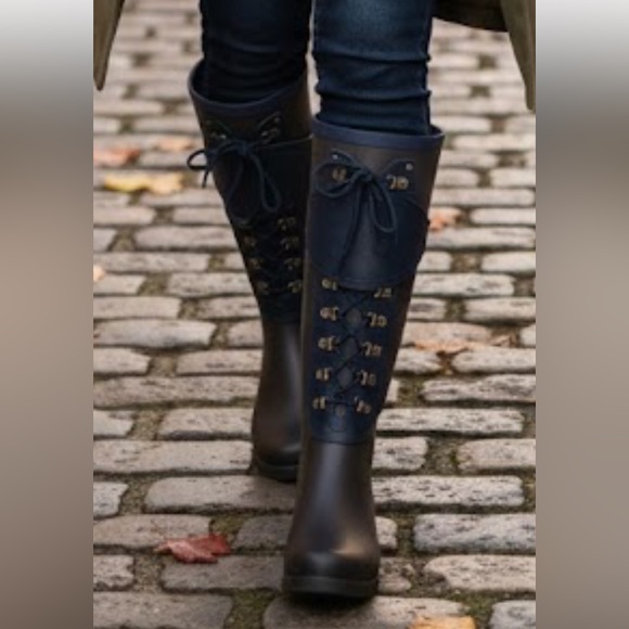 UGG Shoes - UGG Women's Black and Navy Lace-Up Boots